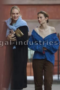 Maya Hawke célèbre un mariage rétro en compagnie d'Uma Thurman et Ethan Hawke pour la Saint-Valentin