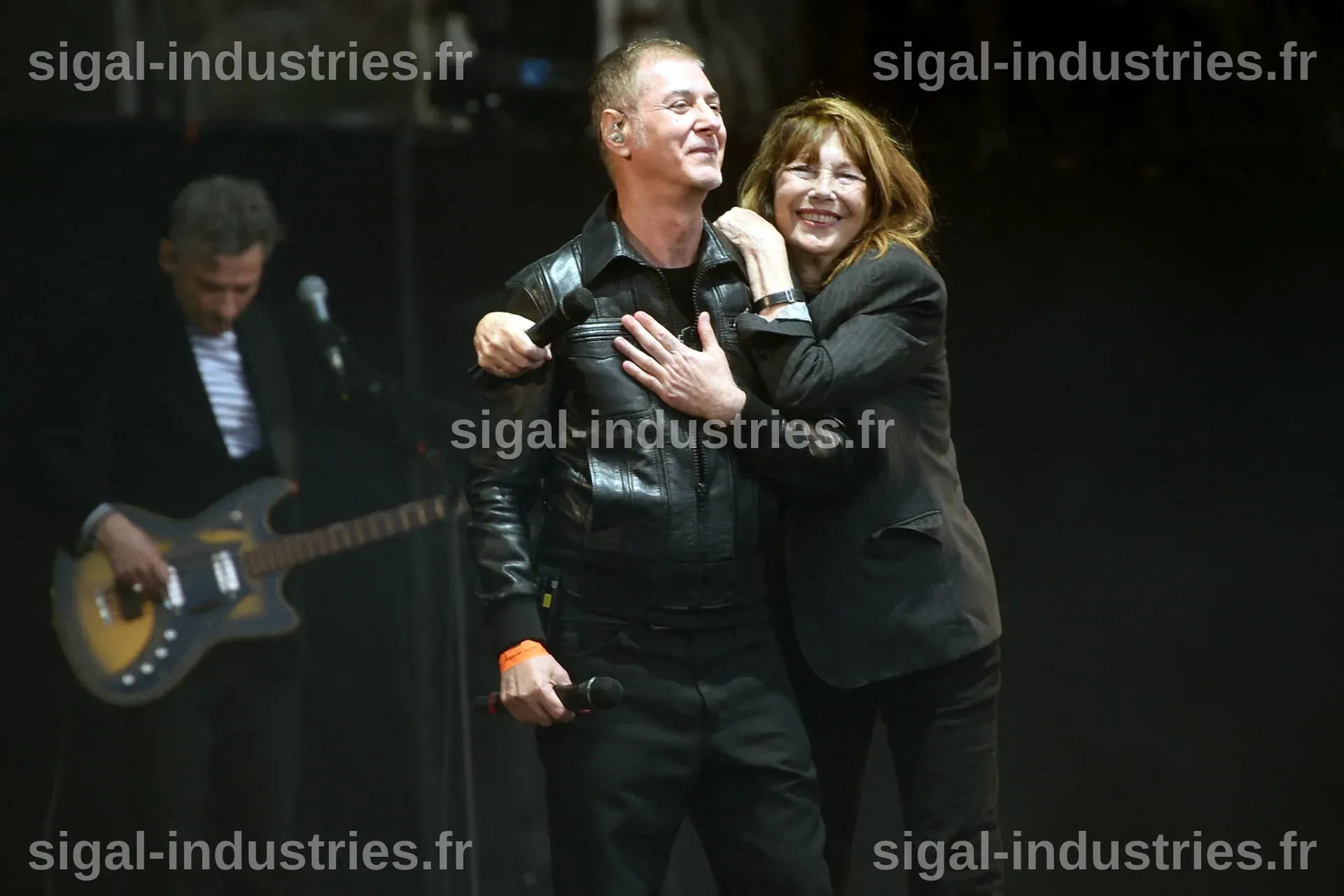 Jean Dujardin ému aux obsèques de Bruno Salomone : un hommage poignant