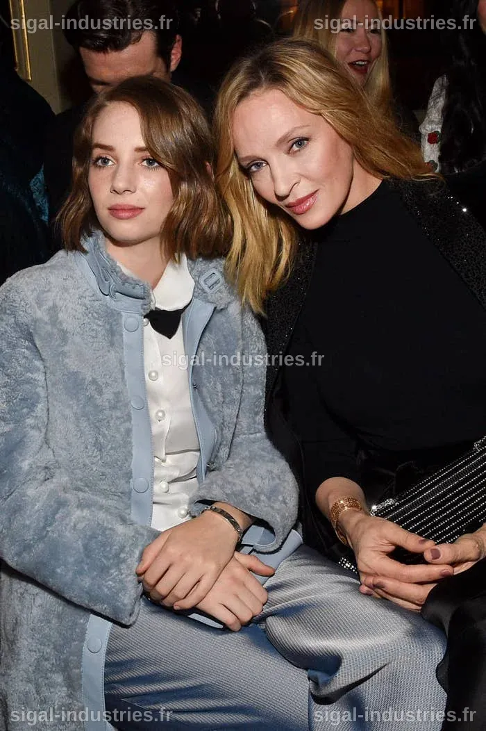 Maya Hawke célèbre un mariage rétro en compagnie d'Uma Thurman et Ethan Hawke pour la Saint-Valentin