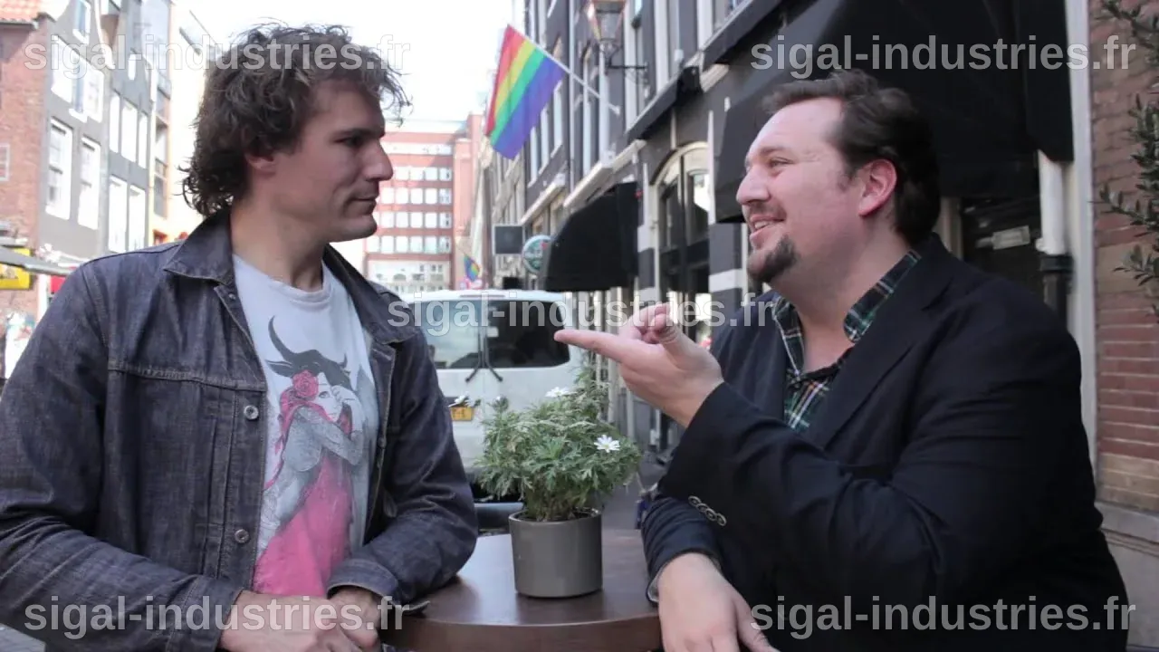 Un homme gay apprend à dire adieu ‘comme un homme hétéro’ : un pur moment de comédie