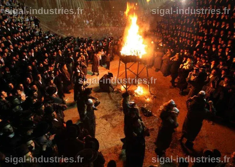 La police disperse des centaines de civils sur le mont Méron alors qu'ils tentent d'allumer des feux pour Lag Ba'omer