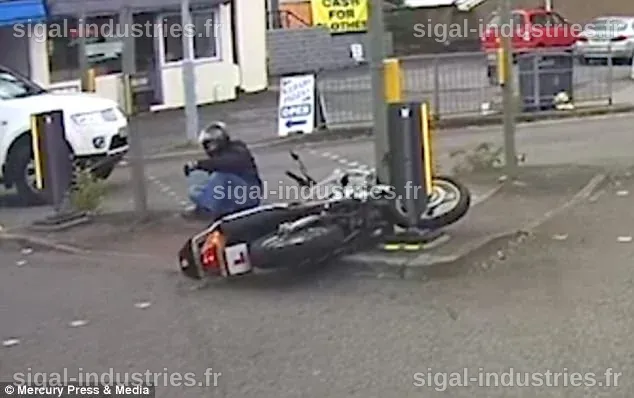 Un Motocycle Accroché à un Feu Rouge Après un Accident : Incroyable !