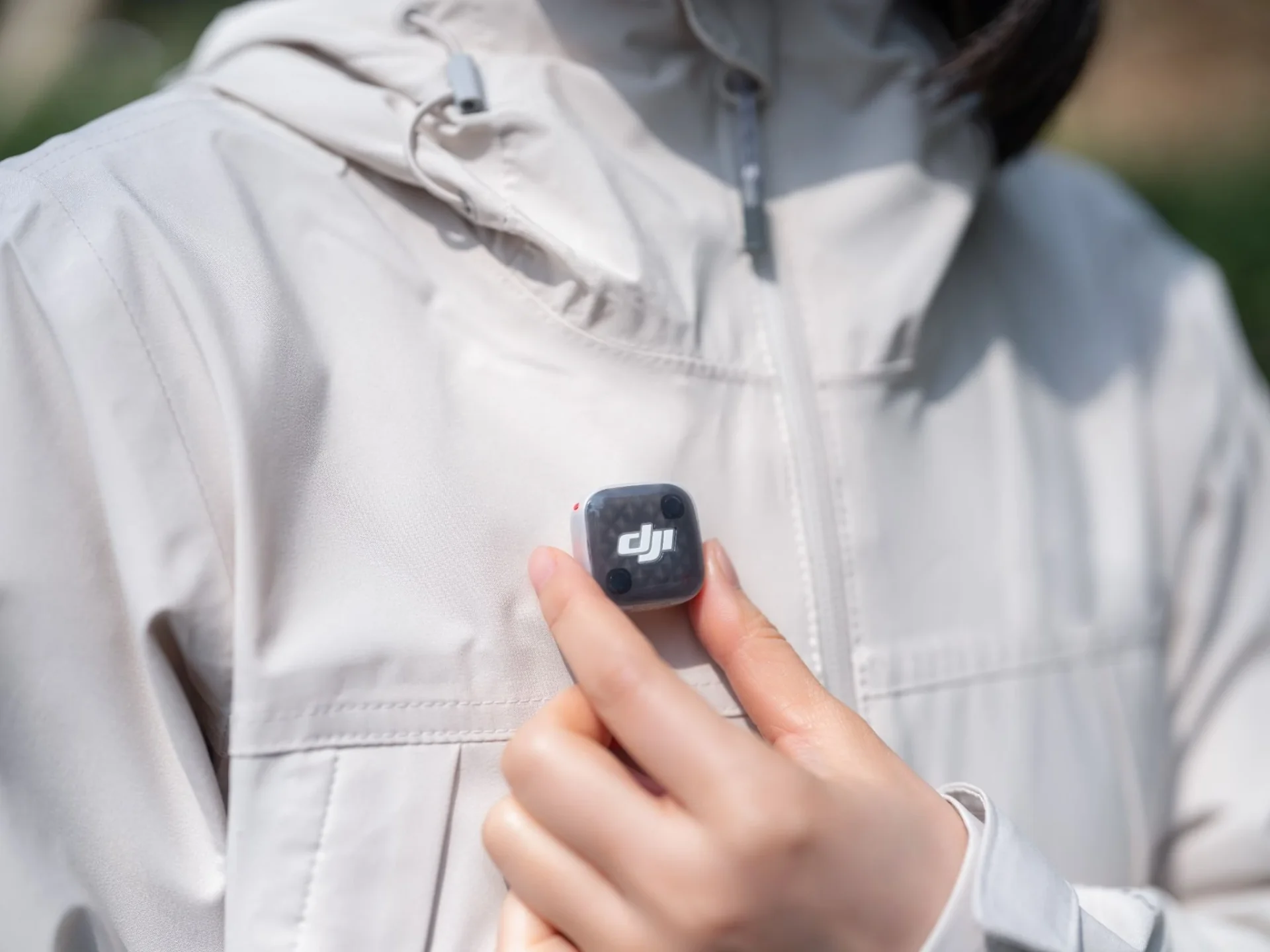 Micro Lavalier : Où le Placer et Comment Éviter les Frottements de Vêtements