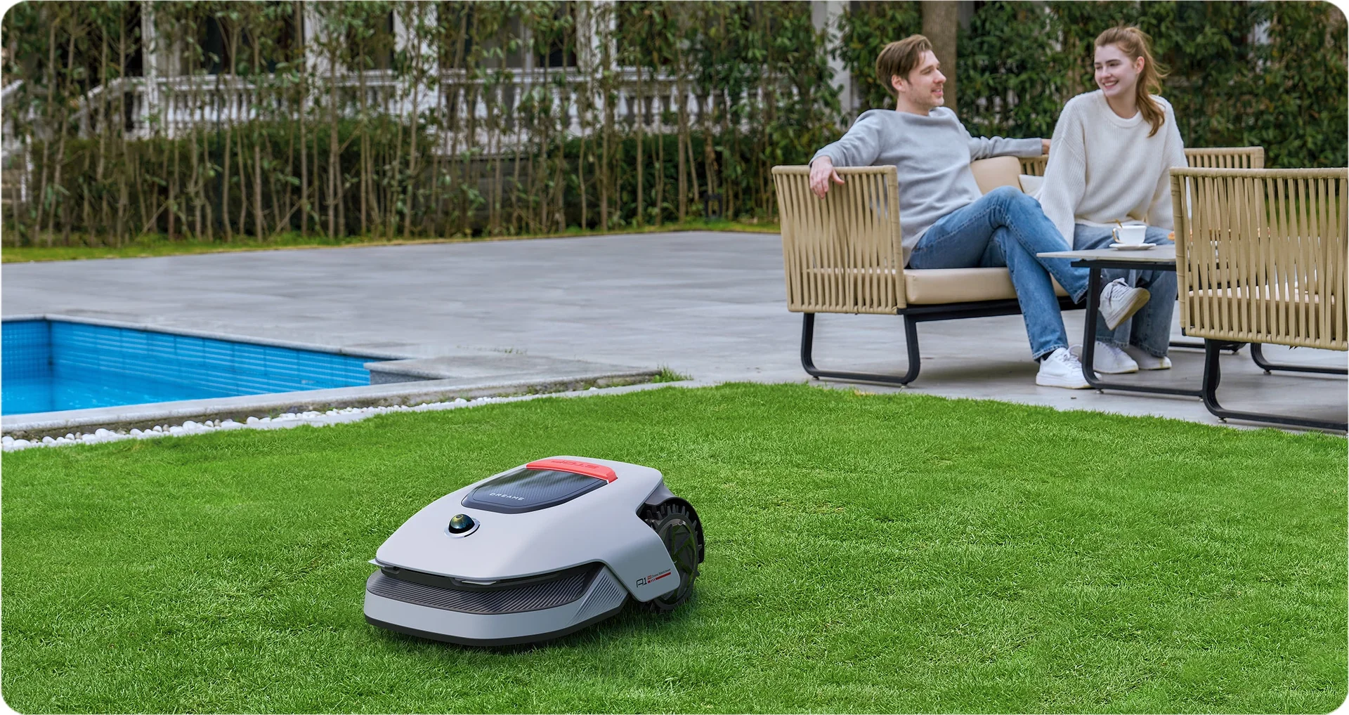 Robot tondeuse sans câble : que devez-vous savoir avant de passer à une tonte entièrement automatisée ?